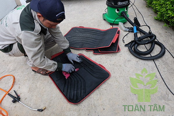 Làm sạch thảm lót sàn cao su dễ dàng